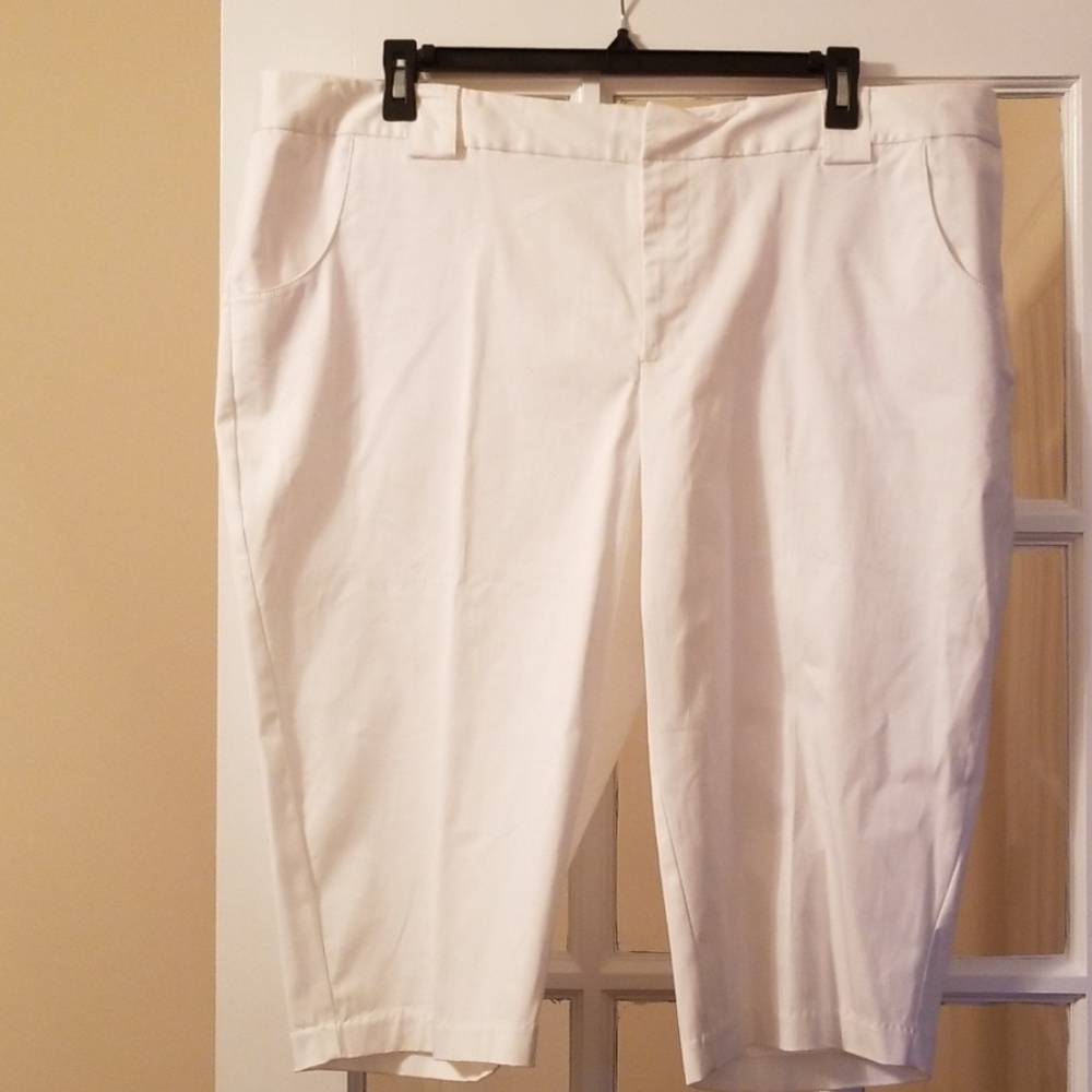 NWT 22W Cool White Capris a.n.a